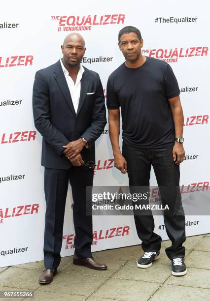 Le réalisateur américain Antoine Fuqua et l'acteur américain Denzel Washington posent lors de la présentation du film 'The Equalizer' le 17 September...