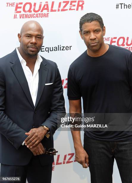 Le réalisateur américain Antoine Fuqua et l'acteur américain Denzel Washington posent lors de la présentation du film 'The Equalizer' le 17 September...