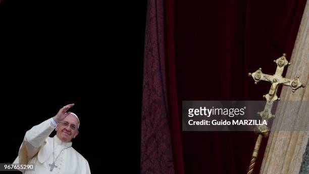 Le pape François delivre son traditionnel message Urbi et Orbi au monde depuis le balcon de la basilique Saint-Pierre en ce jour de Noël à Rome,...