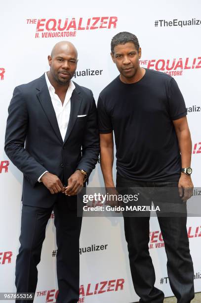 Le réalisateur américain Antoine Fuqua et l'acteur américain Denzel Washington posent lors de la présentation du film 'The Equalizer' le 17 September...