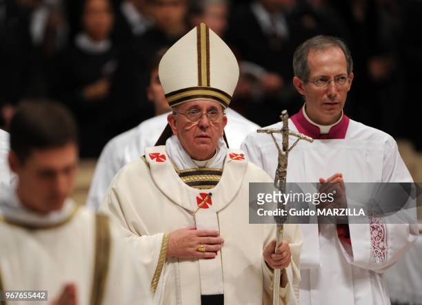 Le pape Francois celebre sa premiere messe de minuit de Noel a la basilique de Saint-Pierre le 24 decembre 2013, Rome, Vatican.