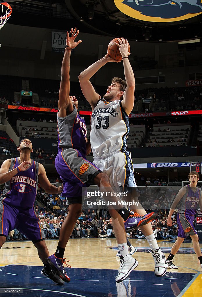 Phoenix Suns v Memphis Grizzlies