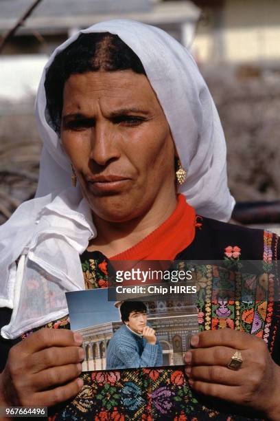 Femme Palestinienne montrant une photo de son fils le 25 février 1988 dans le camp de réfugiés d'Arroub en Israël.