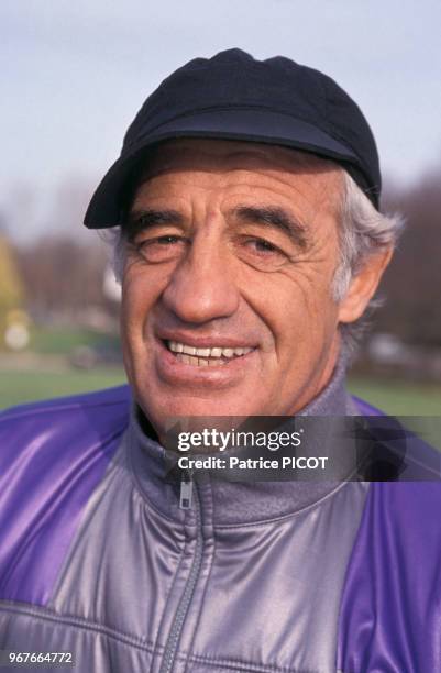 Jean-Paul Belmondo à vélo le 25 novembre 1992, France.