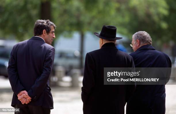 François Mitterrand se promène dans les rues de Paris avec Michel Charasse et son médecin Jean-Pierre Tarot le 18 mai 1995, France.