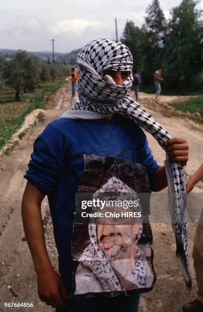 Manifestant Palestinien montrant une photo de Yasser Arafat le 29 février 1988 à Naplouse en Israël.