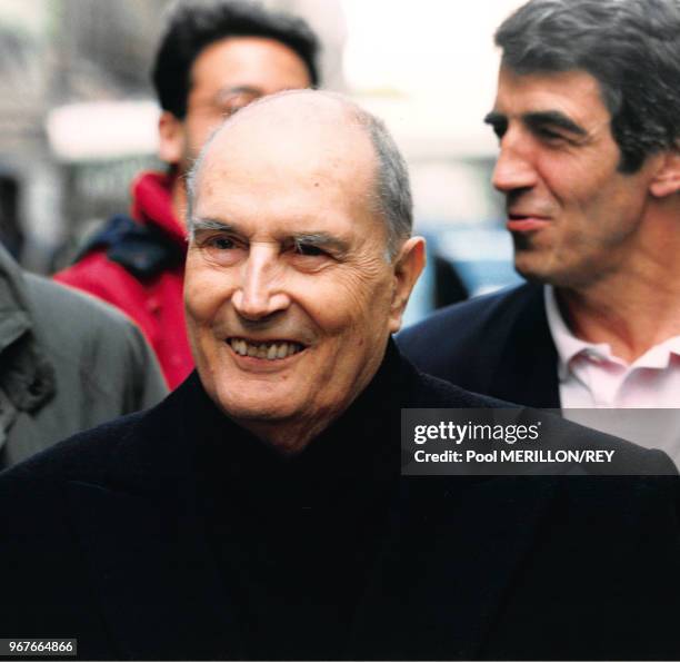 François Mitterrand se promène dans les rues de Paris avec son médecin Jean-Pierre Tarot le 18 mai 1995, France.