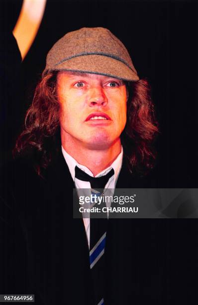 Angus Young, guitariste du groupe AC/DC en dédicace au Virgin Megastore le 23 mars 2000 à Paris, France.