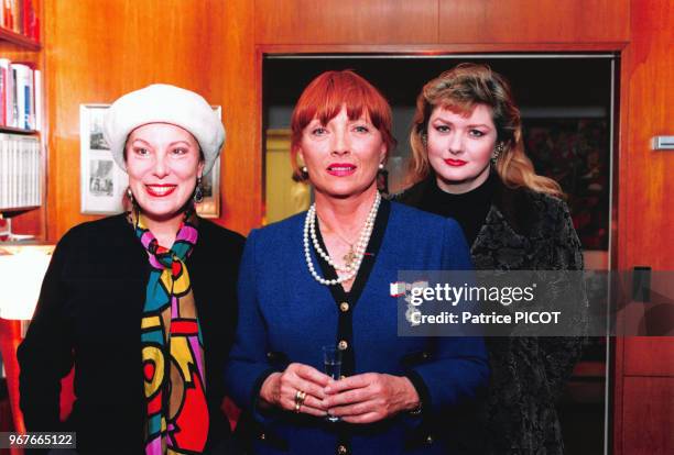 Stéphane Audran accompagnée de Bernadette Lafont et Catherine Jacob a été décorée par l'ambassadeur du Danemark à Paris le 15 février 1995, france.