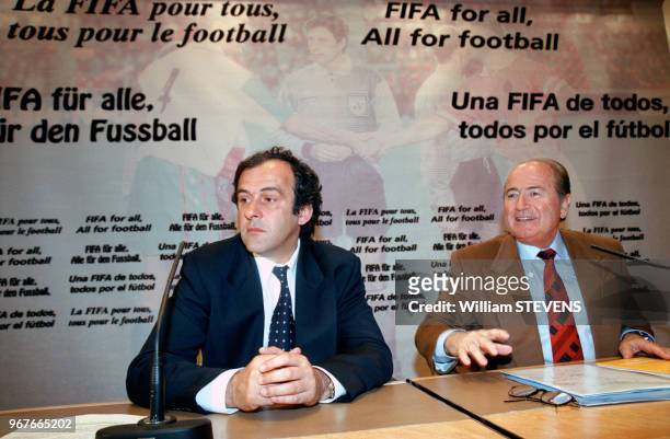 Michel Platini soutient Sepp Blatter pour la présidence de la Fifa le 30 mars 1998 à Paris, France.