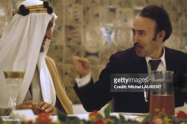 Fayçal ben Abdelaziz al-Saoud et Houari Boumédiène à la conférence des chefs d'Etat arabes le 28 novembre 1973 à Alger, Algérie.