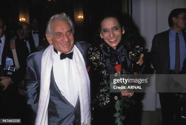 Leonard Bernstein célèbre son 70ème anniversaire en compagnie de Judith Pisar au centre Américain de Paris le 14 octobre 1988, France.