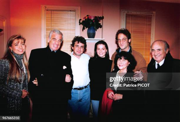 Michel Boujenah en compagnie de ses parents, Jean-Paul Bemondo, Natty, Vincent Lindon lors de la générale l'Olympia le 15 décembre 1994 à Paris,...