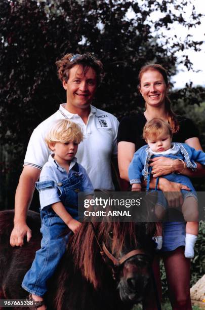 Le navigateur Yvan Bourgnon avec sa femme Florence et leurs enfants en vacances en famille à la Trinité-Sur-Mer le 28 aout 1999, France.