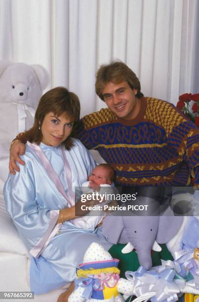 Nicole Calfan, François Valéry et leur bébé chez eux le 20 octobre 1986 à Paris, France.