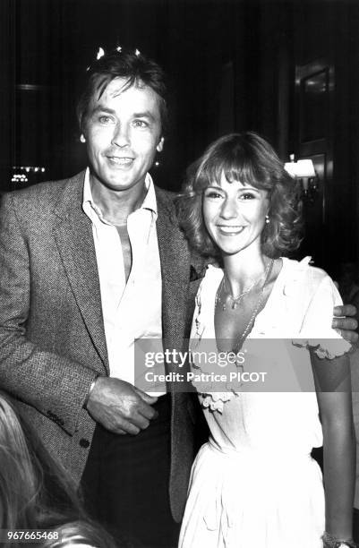 Alain Delon et Dorothée lors de la première du film 'Pile ou Face' le 13 août 1980 à Paris, France.
