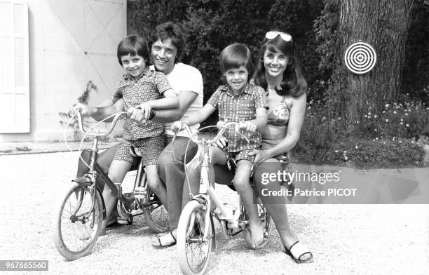 Sacha Distel en vacances avec sa femme Francine et leurs enfants Julien et Laurent le 13 juillet 1972, France.