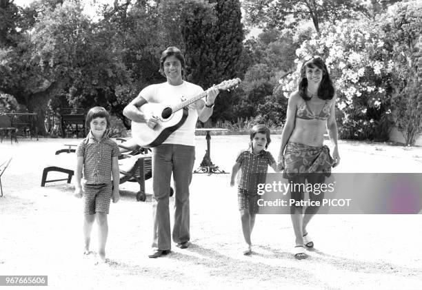 Sacha Distel en vacances avec sa femme Francine et leurs enfants Julien et Laurent le 13 juillet 1972, France.