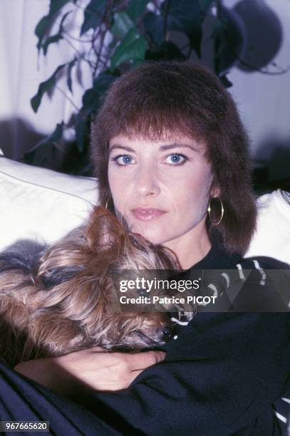Portrait de l'actrice française Nicole Calfan chez elle le 14 janvier 1988 à Paris, France.