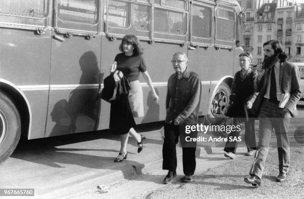 Jean-Paul Sartre et Simone de Beauvoir arrivent au Palais de Justice de Paris pour le procès des directeurs de 'La Cause du Peuple' le 27 mai 1970,...