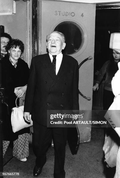 Leopold Trepper, chef du réseau d'espionnage 'Orchestre Rouge', à la sortie de l'émission 'Les Dossiers de l'Ecran' le 22 octobre 1974, Paris, France.