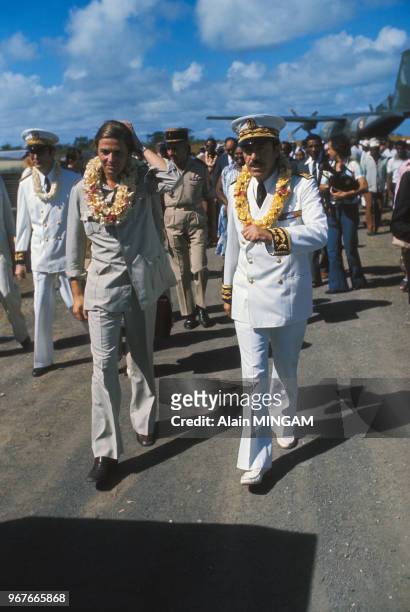Le secrétaire d'État aux DOM-TOM Olivier Stirn, à gauche, le 22 juilet 1976 à Mayotte.
