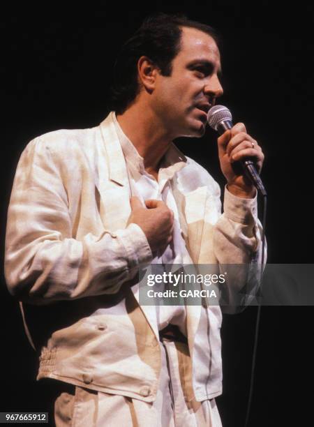 Le chanteur Michel Delpech en concert le 18 avril 1985 en France.