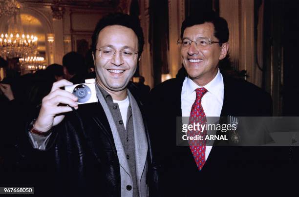 Jean-Claude Camus reçoit la médaille des Arts et Lettres le 14 janvier 1997 en compagnie de l'animateur Arthur , Paris, France.