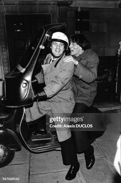 Bernard Kouchner et André Glucksmann sur un cyclomoteur le 18 décembre 1985 à Paris, France.