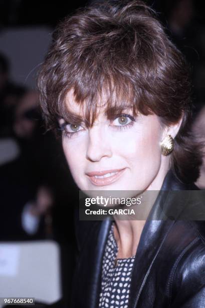 Actrice américaine Linda Gray assiste à un défilé Dior le 26 mars 1984 à Paris, France.