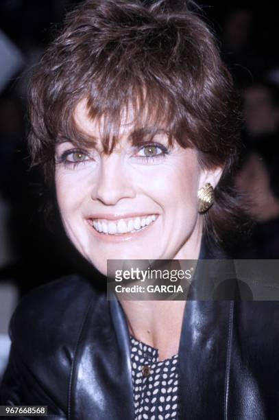 Actrice américaine Linda Gray assiste à un défilé Dior le 26 mars 1984 à Paris, France.