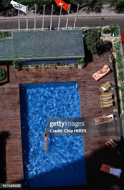 Plan aérien sur la piscine d'un hôtel le 20 mai 1984 en Tunisie.