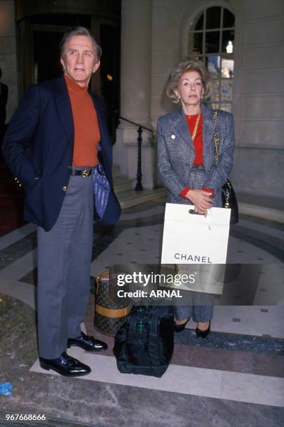 Shopping pour l'acteur américain Kirk Douglas et sa femme Anne Buydens à Paris le 23 septembre 1988, France.