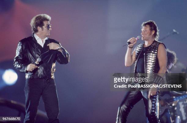 Johnny Hallyday fête ses 50 ans sur scène au Parc des Princes avec notamment Eddy Mitchell le 18 juin 1993 à Paris, France.