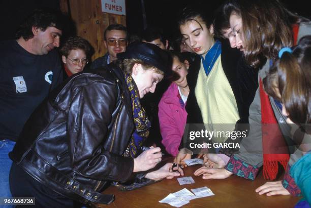 Patricia Kaas signe des autographes avant son concert à Paris le 15 janvier 1990, France.