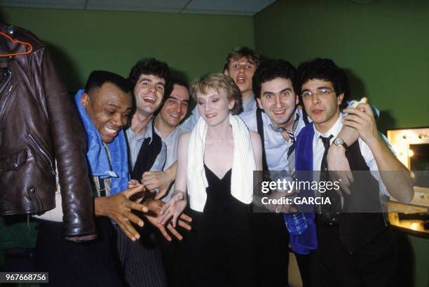 Patricia Kaas dans sa loge avec ses musiciens après son concert à Paris le 15 janvier 1990, France.