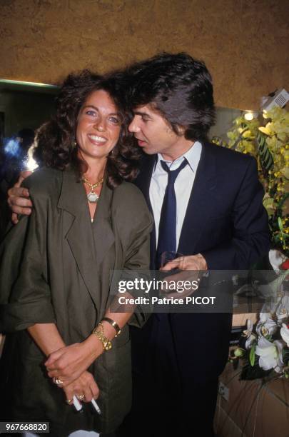 Daniel Guichard dans sa loge à l'Olympia en compagnie de sa femme et d'amis à près son spectacle, le 15 mai 1985, paris, france.