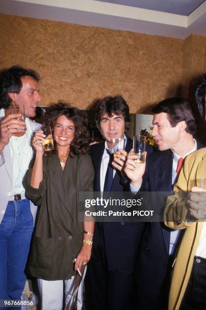 Daniel Guichard dans sa loge à l'Olympia en compagnie de sa femme et de Salvatore Adamo àprès son spectacle, le 15 mai 1985, paris, france.
