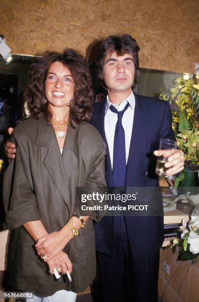Daniel Guichard dans sa loge à l'Olympia en compagnie de sa femme et d'amis à près son spectacle, le 15 mai 1985, paris, france.