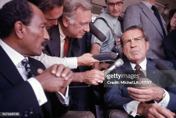 Le président américain Richard Nixon dans le train entre le Caire et Alexandrie avec le président égyptien Anouar el-Sadate le 14 juin 1974 au Caire.