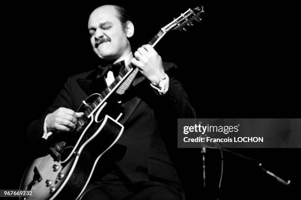 Le guitariste de jazz Joe Pass en concert au Palais des Congrès le 20 mai 1976 à Paris, France.