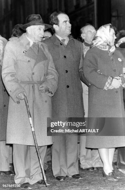 Georges Marchais et Louis Aragon lors d'une manifestation du Parti communiste le 20 décembre 1979 à Paris, France.
