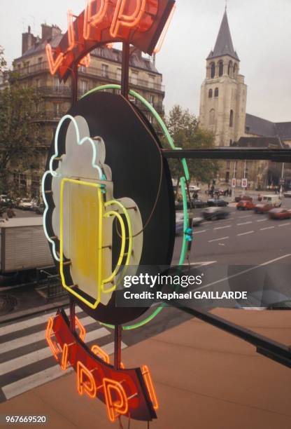 Enseigne de la brasserie Lipp, le 29 novembre 1987, à Paris, France.