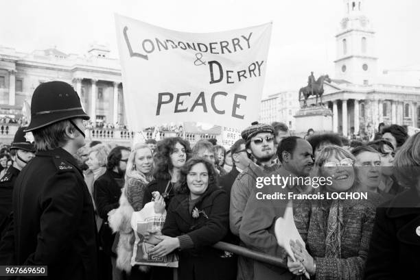 Banderole pour la paix en Irlande du Nord lors de la marche de la Paix le 27 novembre 1976 à Londres, Royaume-Uni.