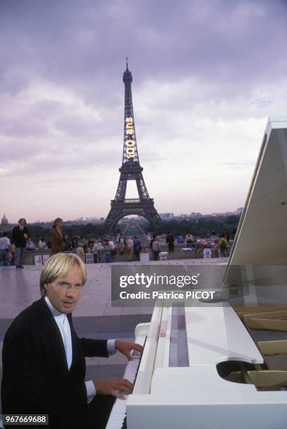 Richard Clayderman au piano sur l'esplanade du Trocadero le 17 septembre 1989, France.