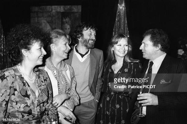 Hélène Vallier, Odile Versois, Claude Rich, Marina Vlady et Jacques Martin lors d'une soirée à l'Elysée Matignon le 15 avril 1980 à Paris, France.