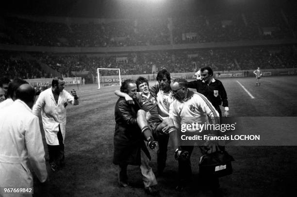Evacuation d'un joueur irlandais blessé lors du match de football France-Eire au Parc des Princes le 17 novembre 1976 à Paris, France.
