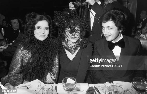 Marie-José Nat et Régine lors de la soirée de la Nouvelle Revue du Lido le 13 décembre 1973 à Paris, France.