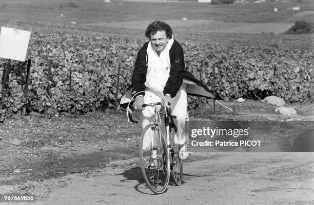 Jacques Martin à vélo à Epernay le 15 octobre 1979, France.