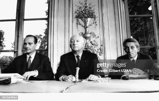 Jacques Chirac, ministre de l'Agriculture et Bernard Pons, secrétaire d'État à l?Agriculture, entourent le Premier ministre Pierre Messmer lors d'une...